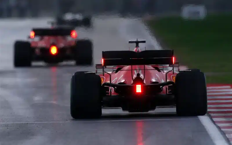 - Que signifie le voyant rouge clignotant à l'arrière d'une voiture de Formule 1 ?