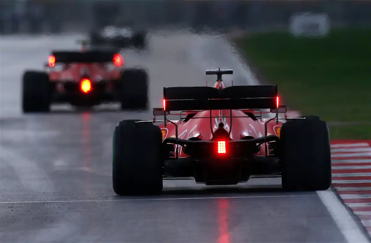 - Que signifie le voyant rouge clignotant à l'arrière d'une voiture de Formule 1 ?
