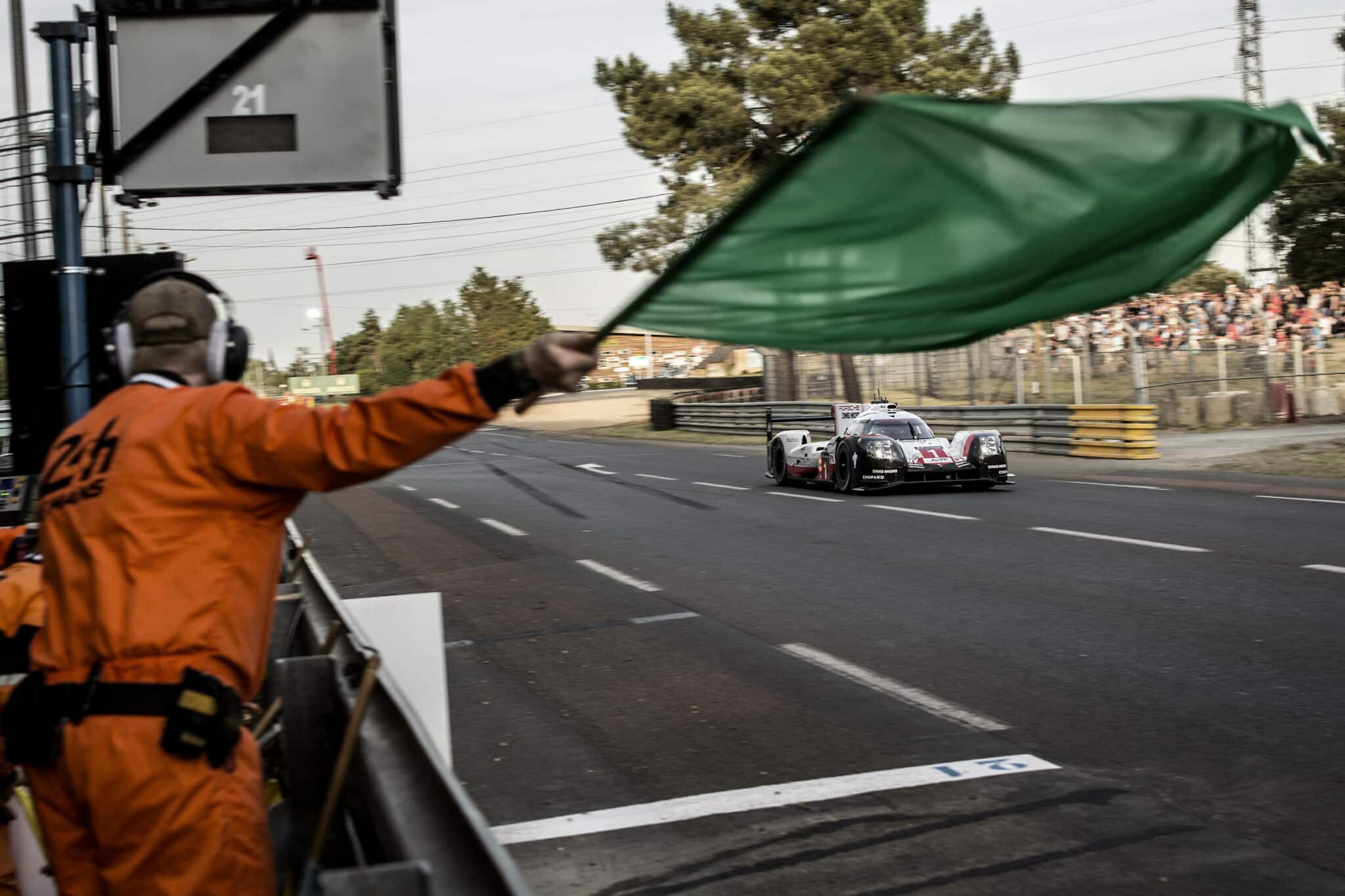 - Drapeau vert dans les courses de F1 : un signal pour que les pilotes reprennent la course.